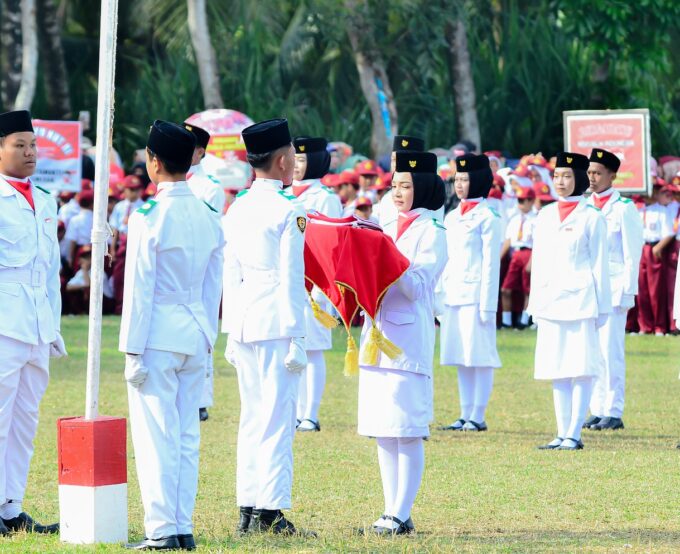 Siswa SMP NEGERI 2 Cimerak Menjadi Pasukan Pengibar Bendera di Desa Kertamukti