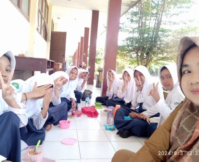 SMPN 2 Cimerak Terapkan Kebiasaan Makan Siang Bersama